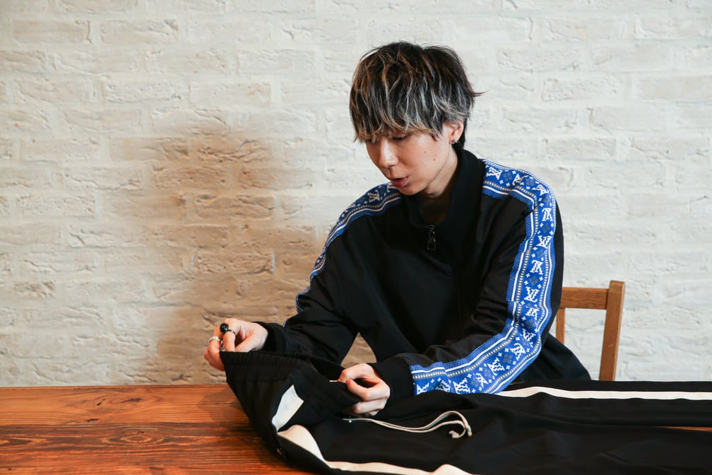川谷絵音が私服で着用しているリックオウエンスのラインワイドパンツ