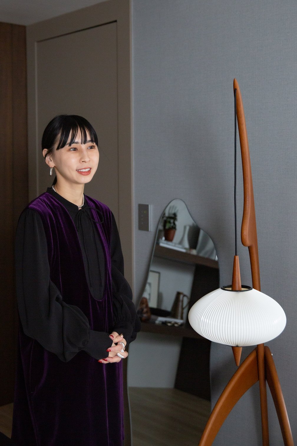 照明の前で語る黒石奈央子