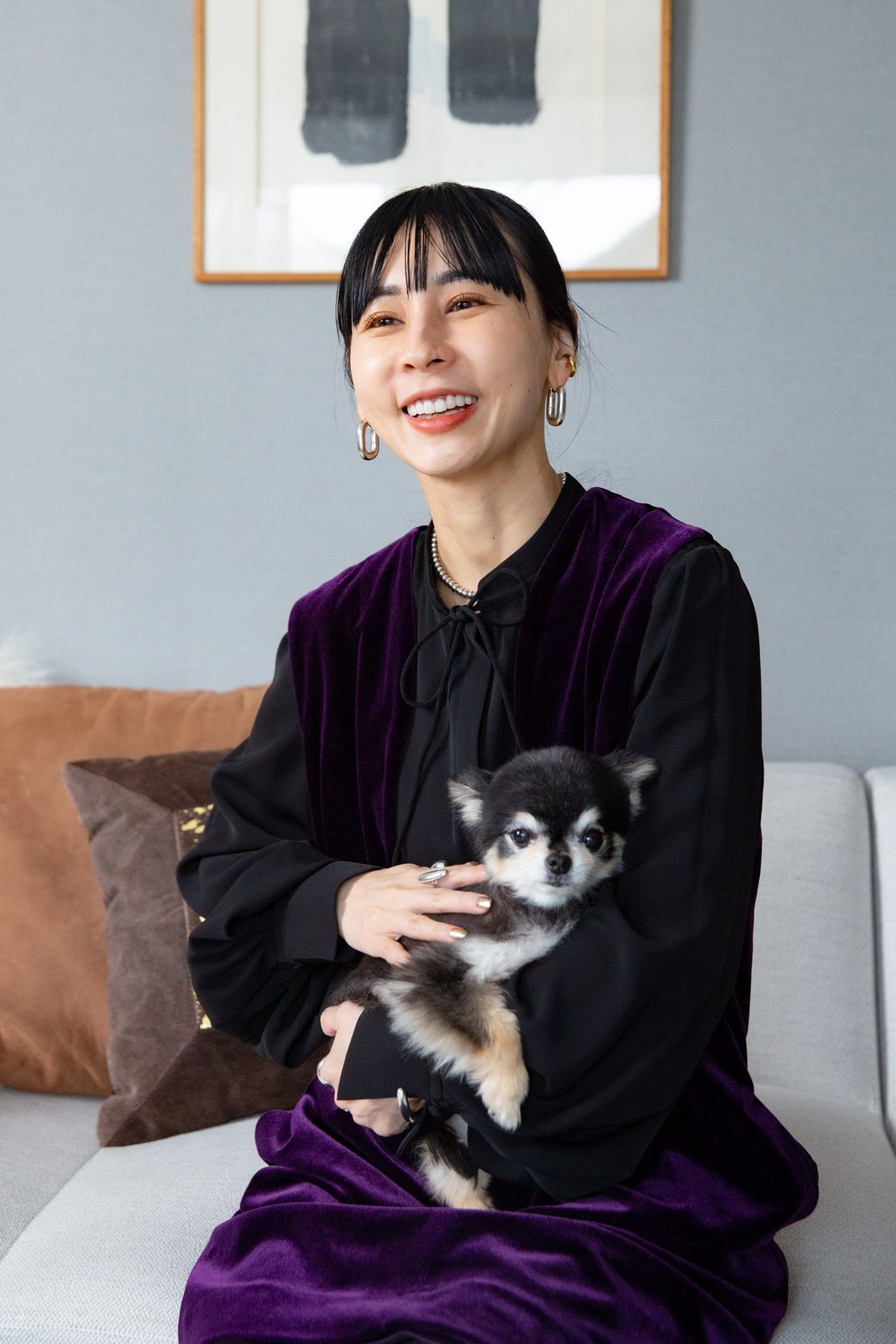 愛犬を抱えて笑顔の黒石