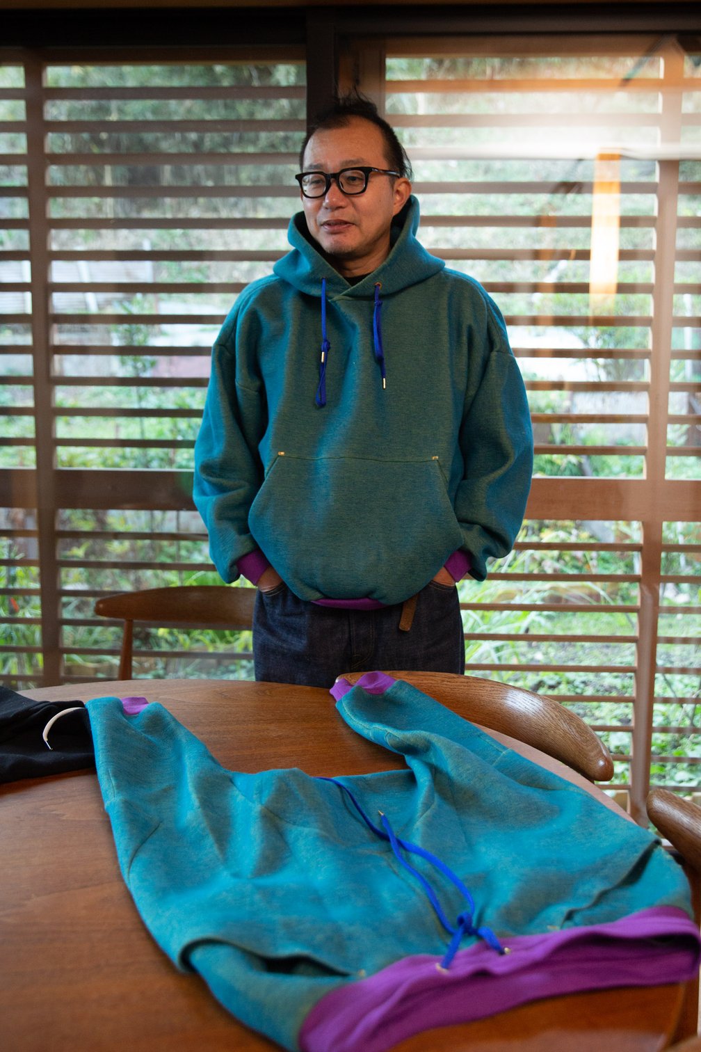 ブルーのパーカを着る男性