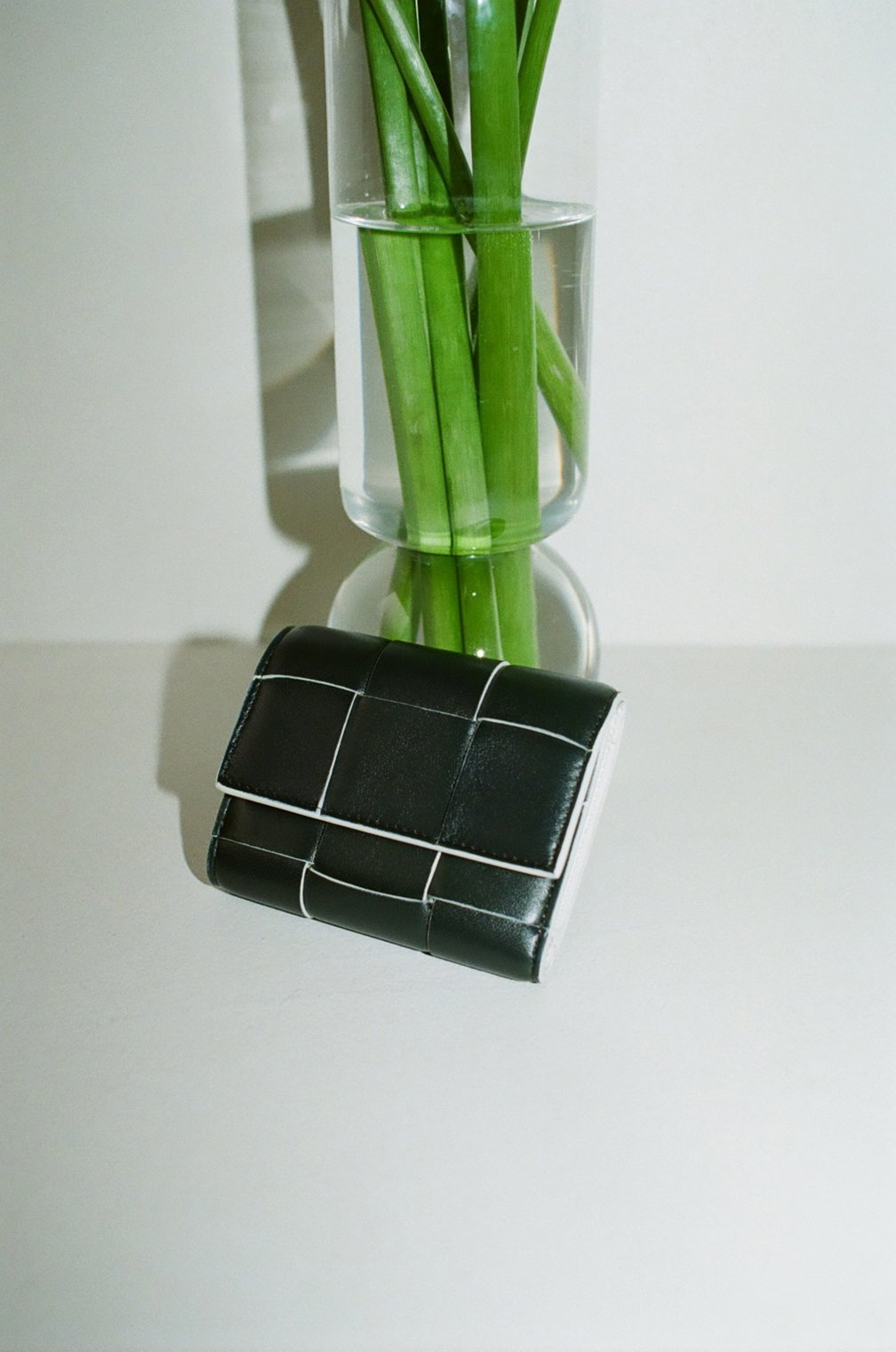 イントレチャートを拡大したデザインでコントラストを効かせたウォレット(DARK GREEN-WHITE)(H9×W11.5×D2cm)11万5500円(※日本限定色)