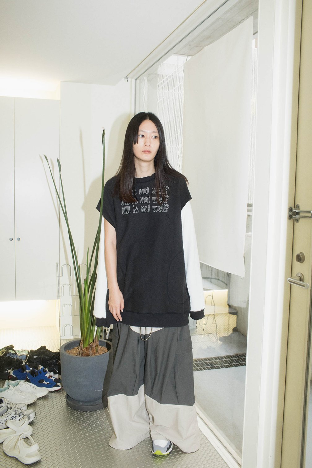 モノトーンのスウェットとカーゴパンツを合わせた女性モデル
