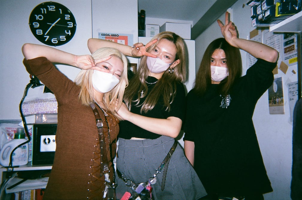 女性3人がピースをして並んでいる
