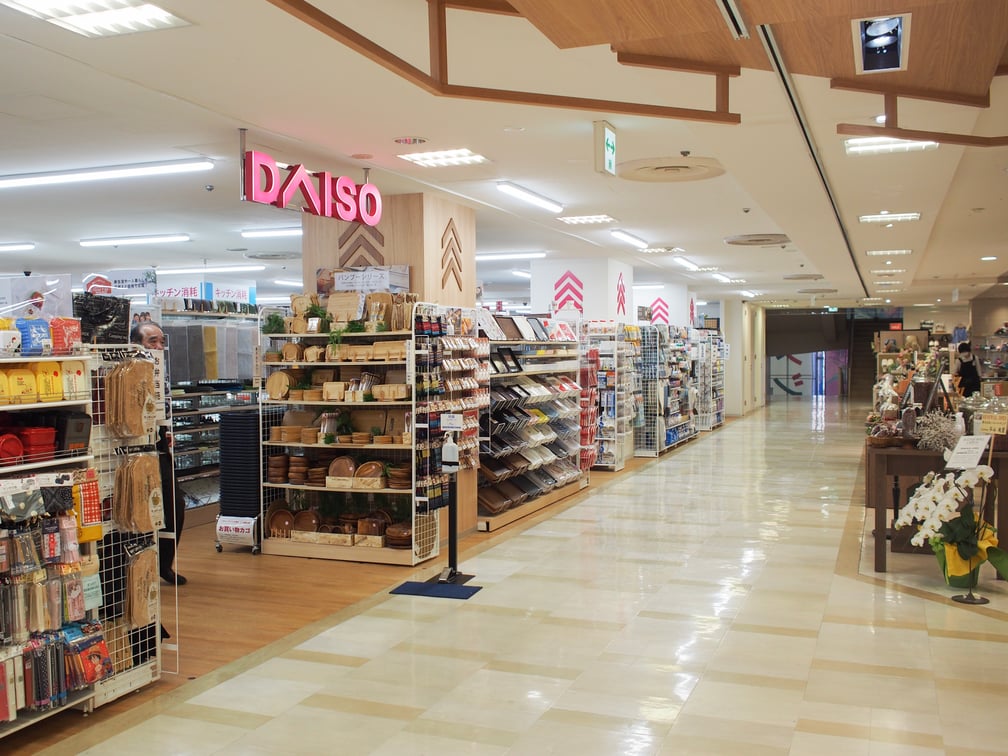 ダイソーが百貨店に進出、出店の狙いは?