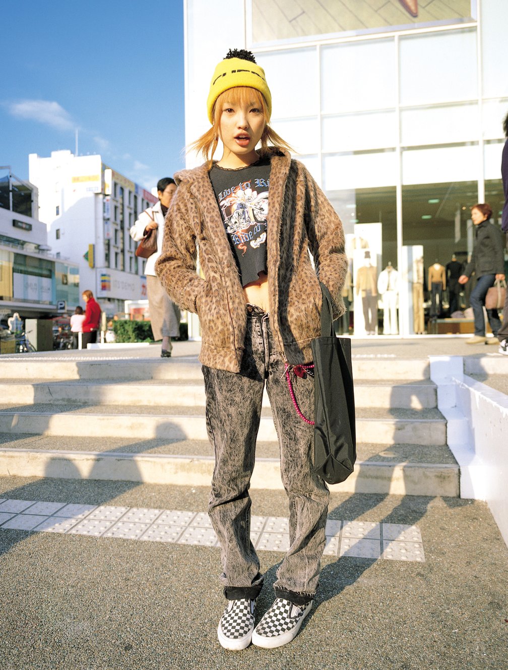 豹柄のパーカーとルーズデニムを着用した女性のスナップ写真