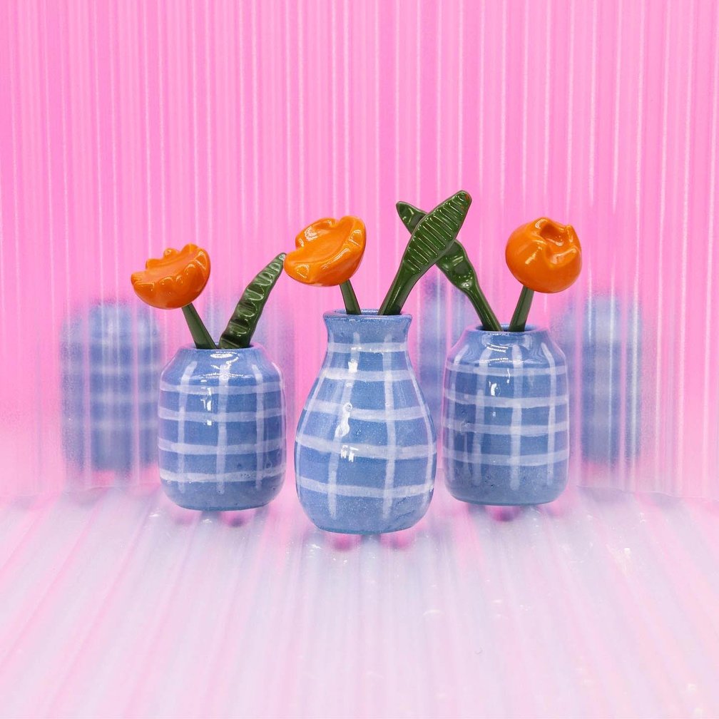 花瓶に入った陶器製の花