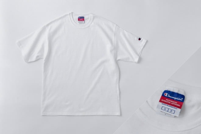 白い無地のTシャツ
