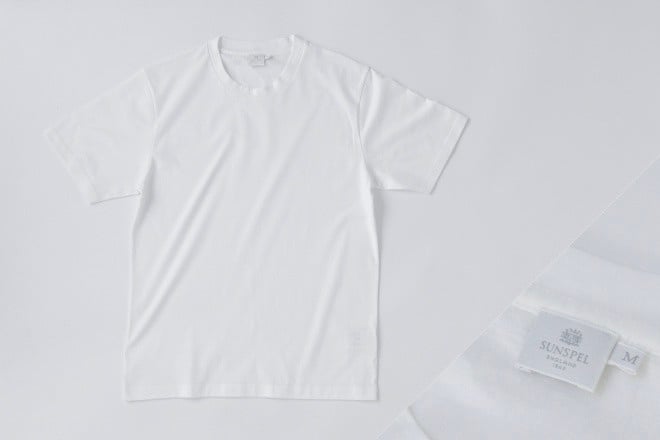 白い無地のTシャツ