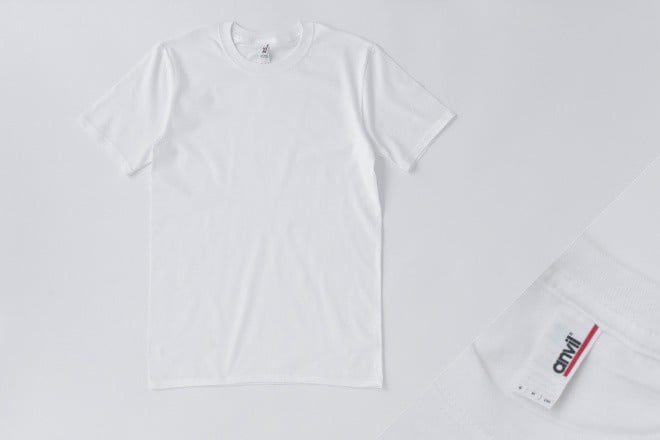 白い無地のTシャツ
