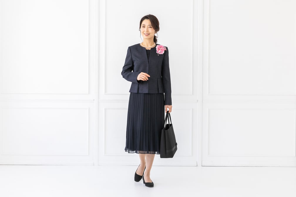 黒いセレモニースーツを着用した女性