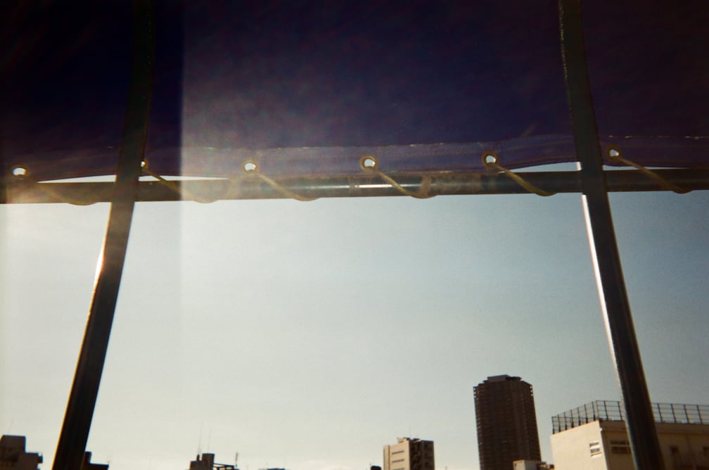 室内から見たビルと青空の様子