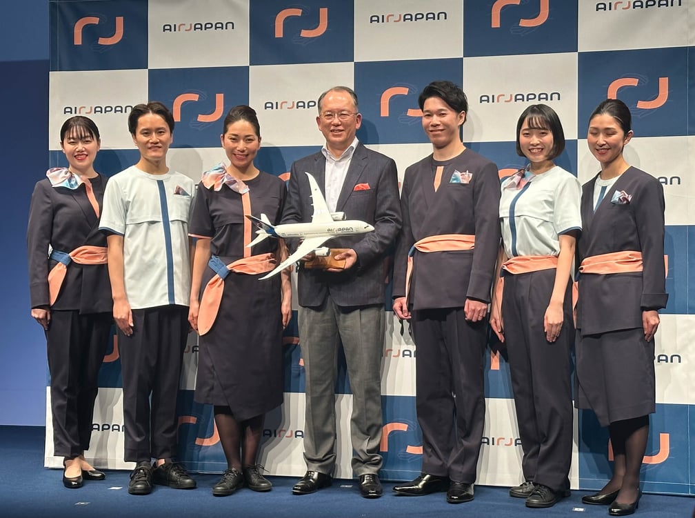 新制服を着用したANAグループの乗務員