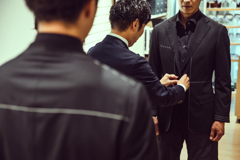 男性がスーツを仕立てている様子