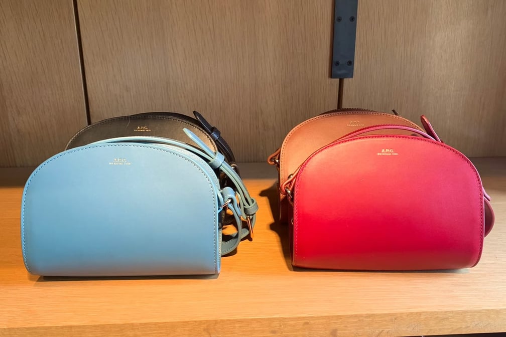 赤やオレンジ、水色のレザーバッグ