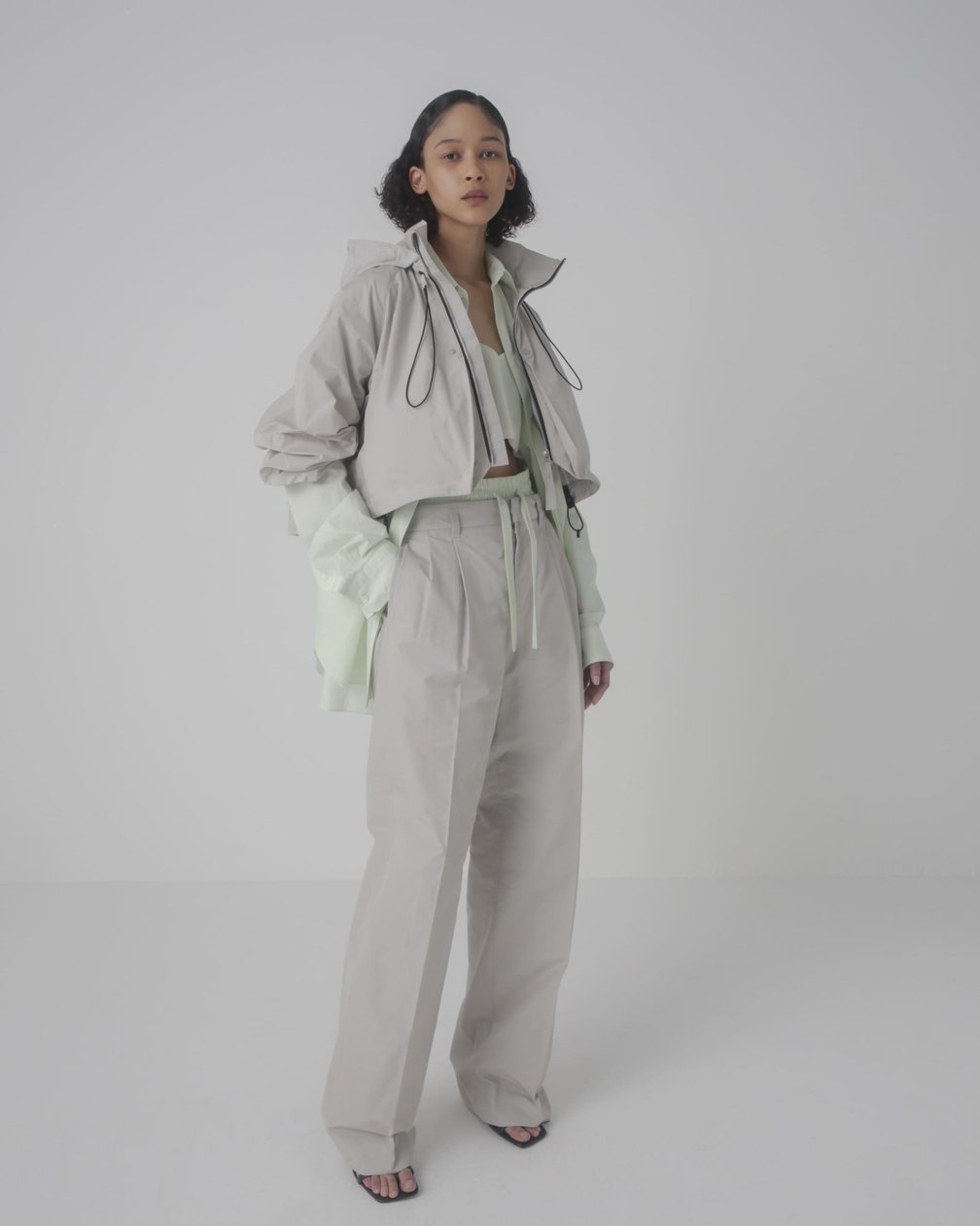 グレージュのセットアップを着用した女性モデル