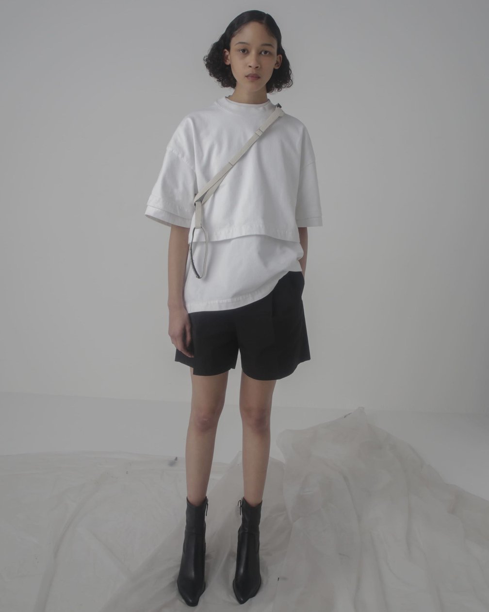 白Tを着用した女性モデル