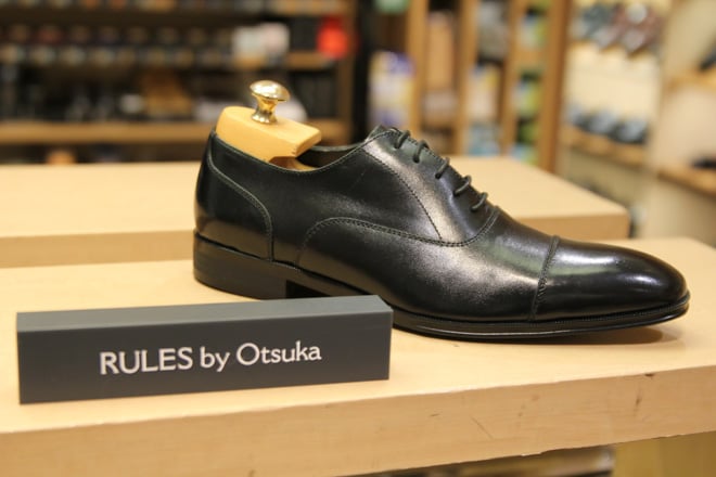 シューズブランド「ルールスバイオーツカ」の黒の革靴
