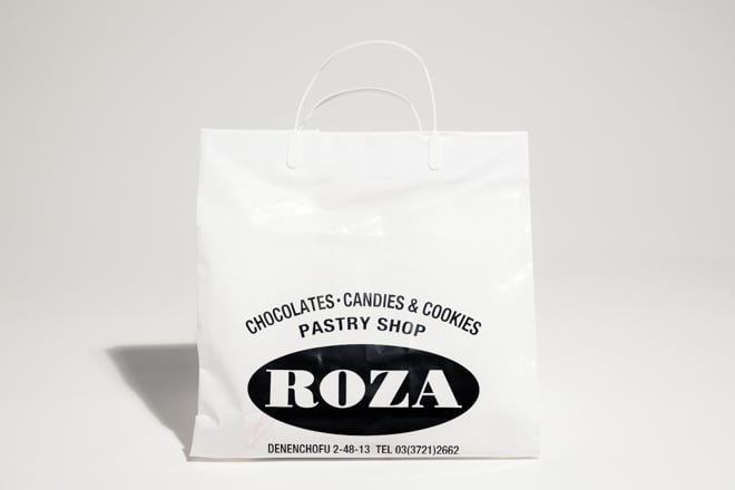 ローザ洋菓子店のロゴをあしらった紙袋