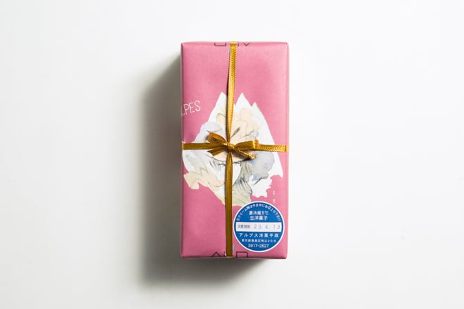 ラッピングされたお菓子の箱