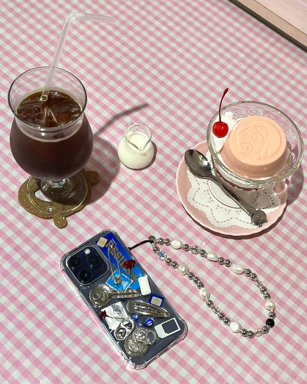 スマホケースとコーヒー