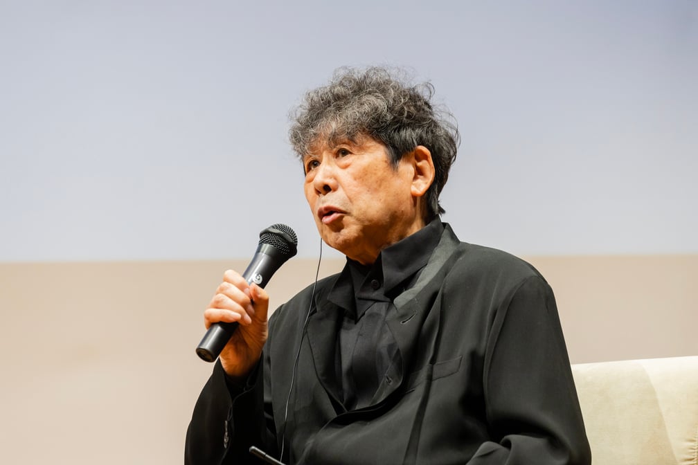 マイクで話す横尾忠則