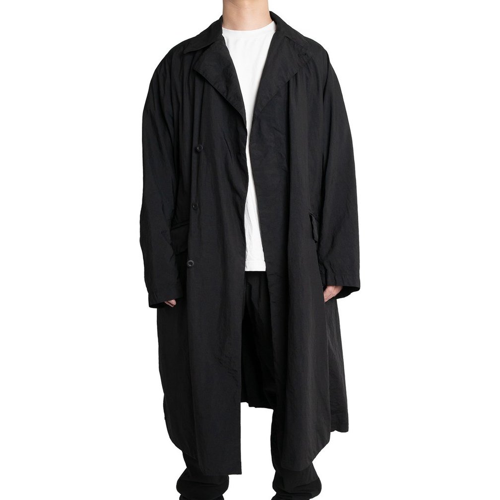 黒いコートを着用した男性
