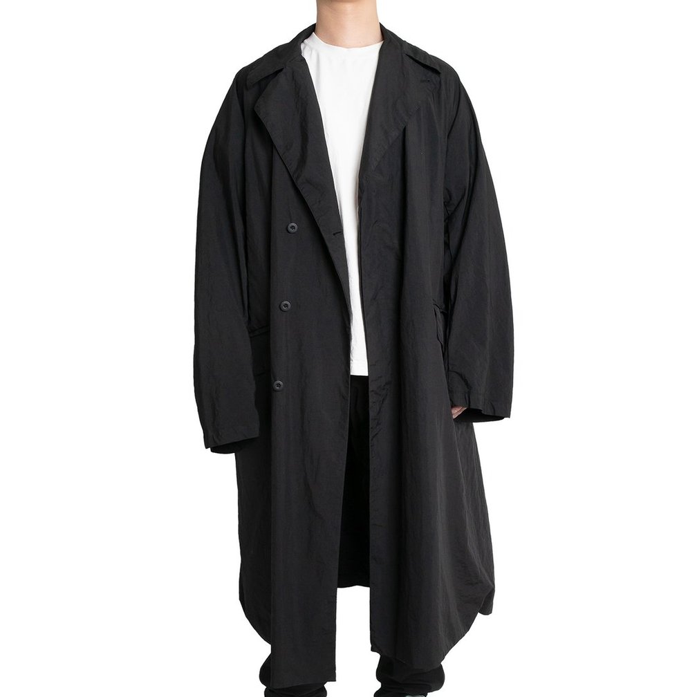 黒いコートを着用した男性