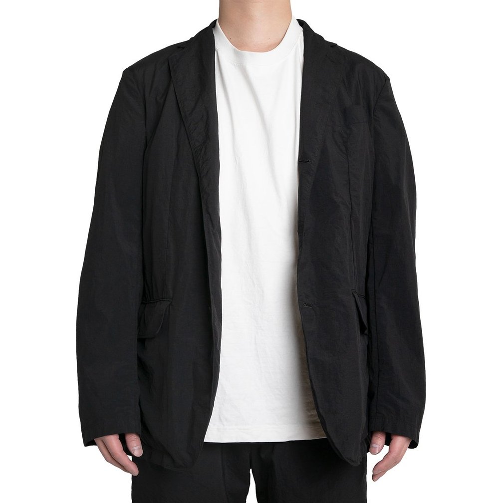 黒いジャケットを着用した男性