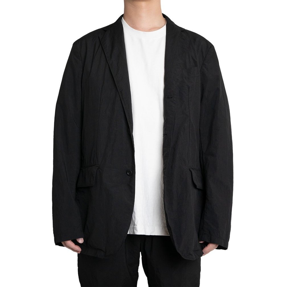 黒いジャケットを着用した男性