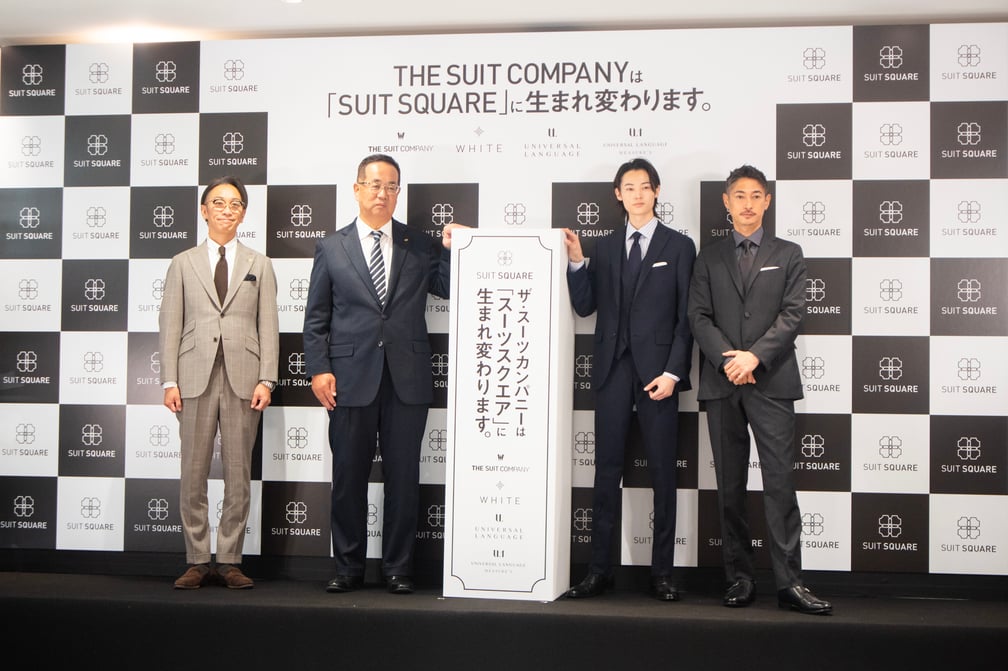 青山商事 河野克彦執行役員(左)、青山理代表取締役社長(中央左)、初代アンバサダーに就任した窪塚愛流(中央右)、窪塚洋介(右)