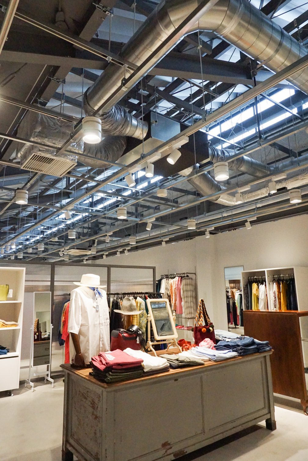 自然光を取り入れた売り場