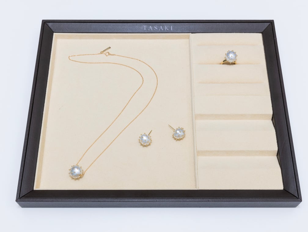 新作の「バロックドロップス」(左より)ネックレス 69万3000円、イヤリング 88万円、リング 73万7000円(すべてイエローゴールド、バロック南洋真珠 白蝶)