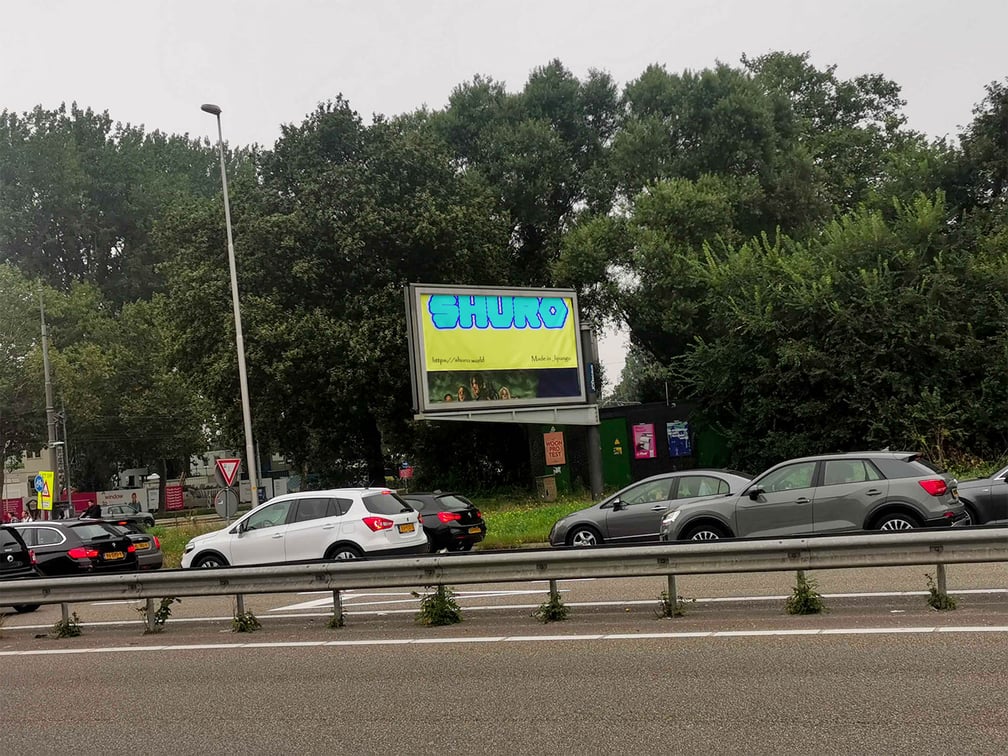 ロゴが屋外看板広告に掲出される様子