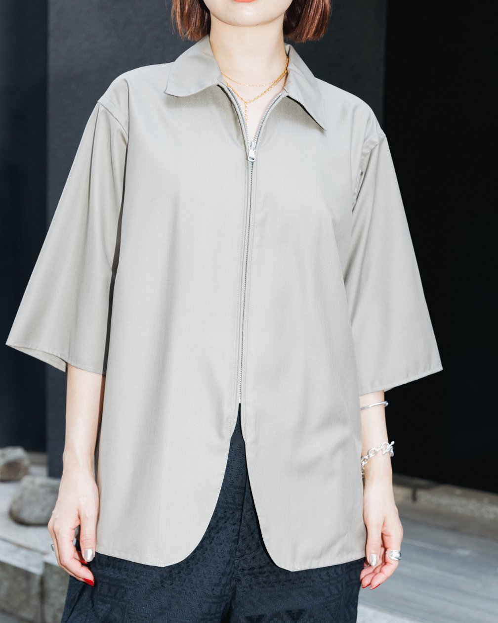 ベージュのシャツを着用した女性モデル