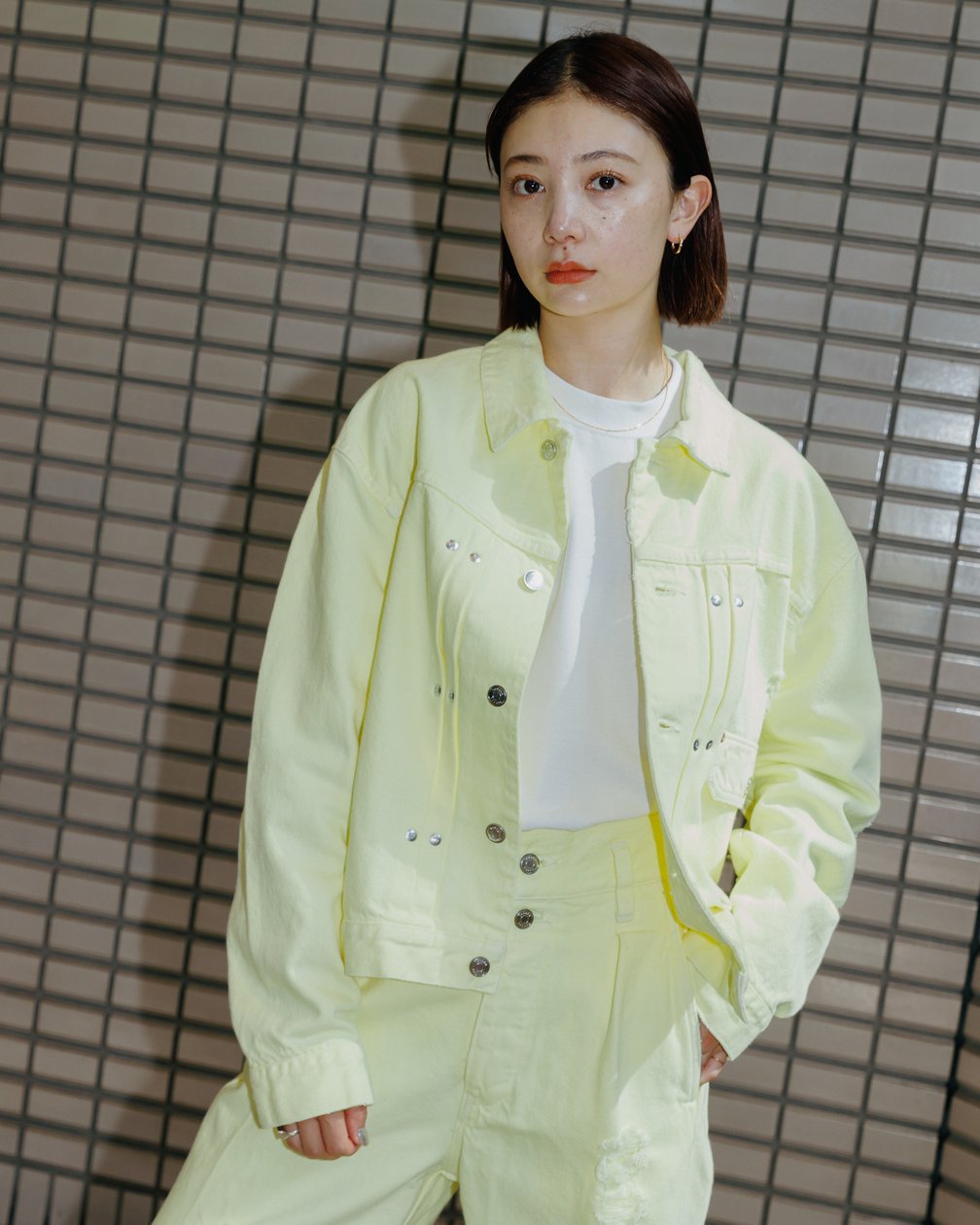 TANAKAのイエローデニムのセットアップを着用した女性モデル