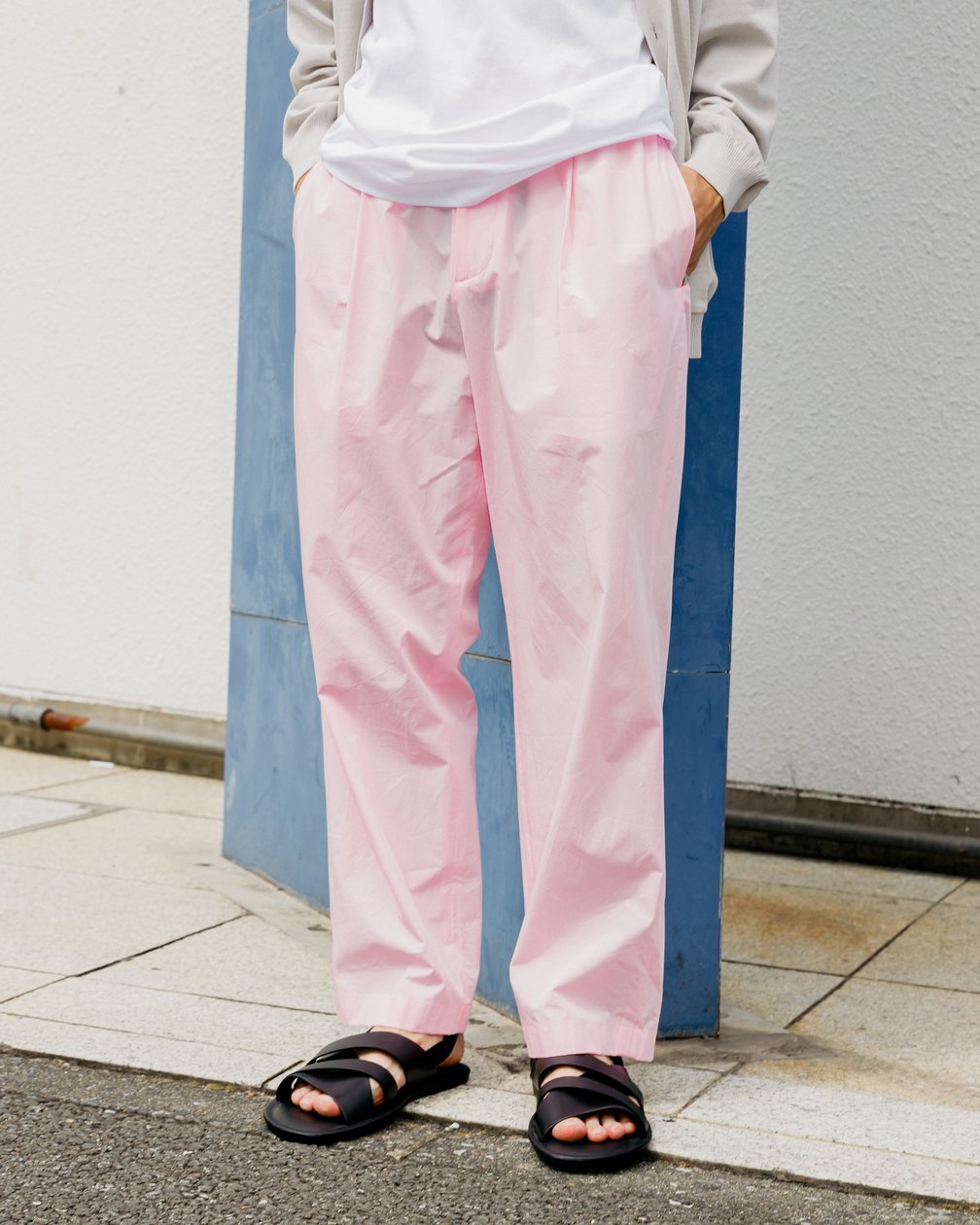 ピンクのパンツを穿いた男性モデル