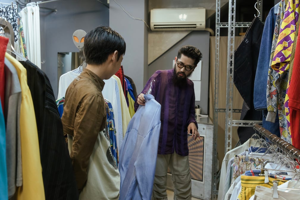 服を選ぶ店員と客