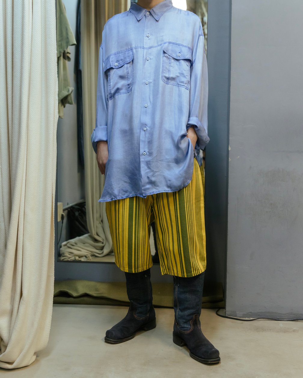 服を着た人物