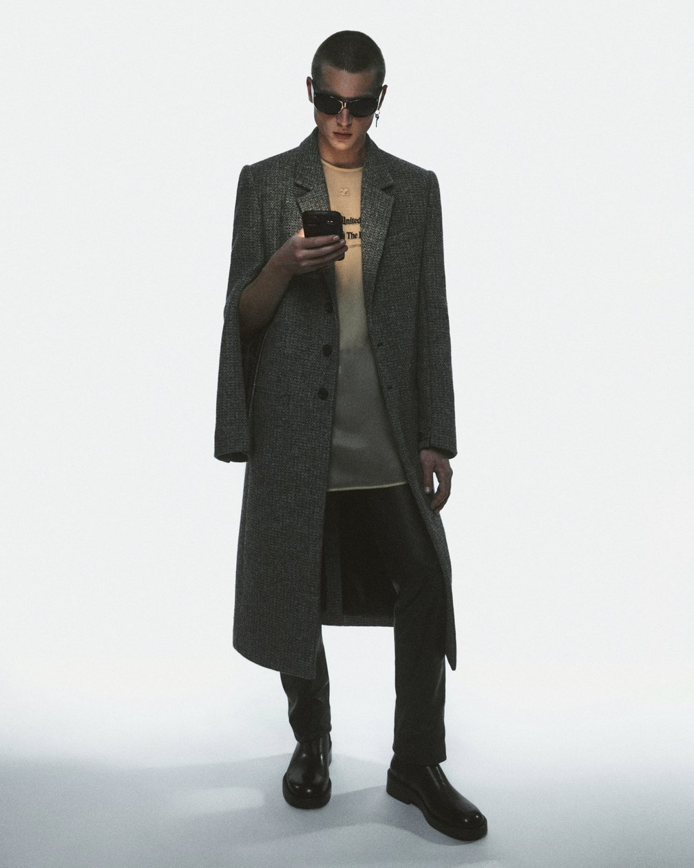 スマホを持った男性のルック