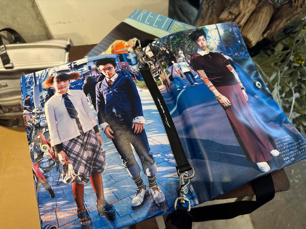 雑誌がプリントされたバッグの誌面