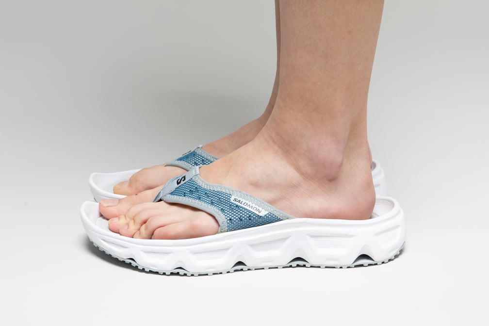 サンダルを履いた足