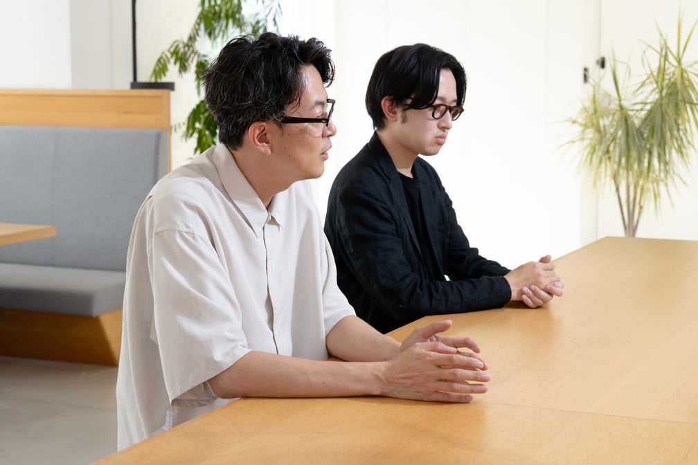 2人のインタビューカット