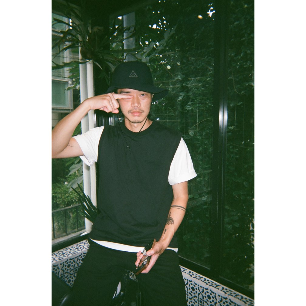 黒いハットに黒のセットアップの男性