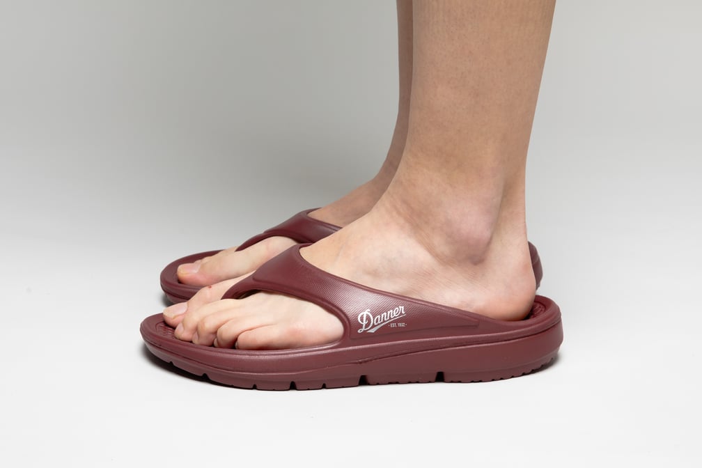 サンダルを履いた足