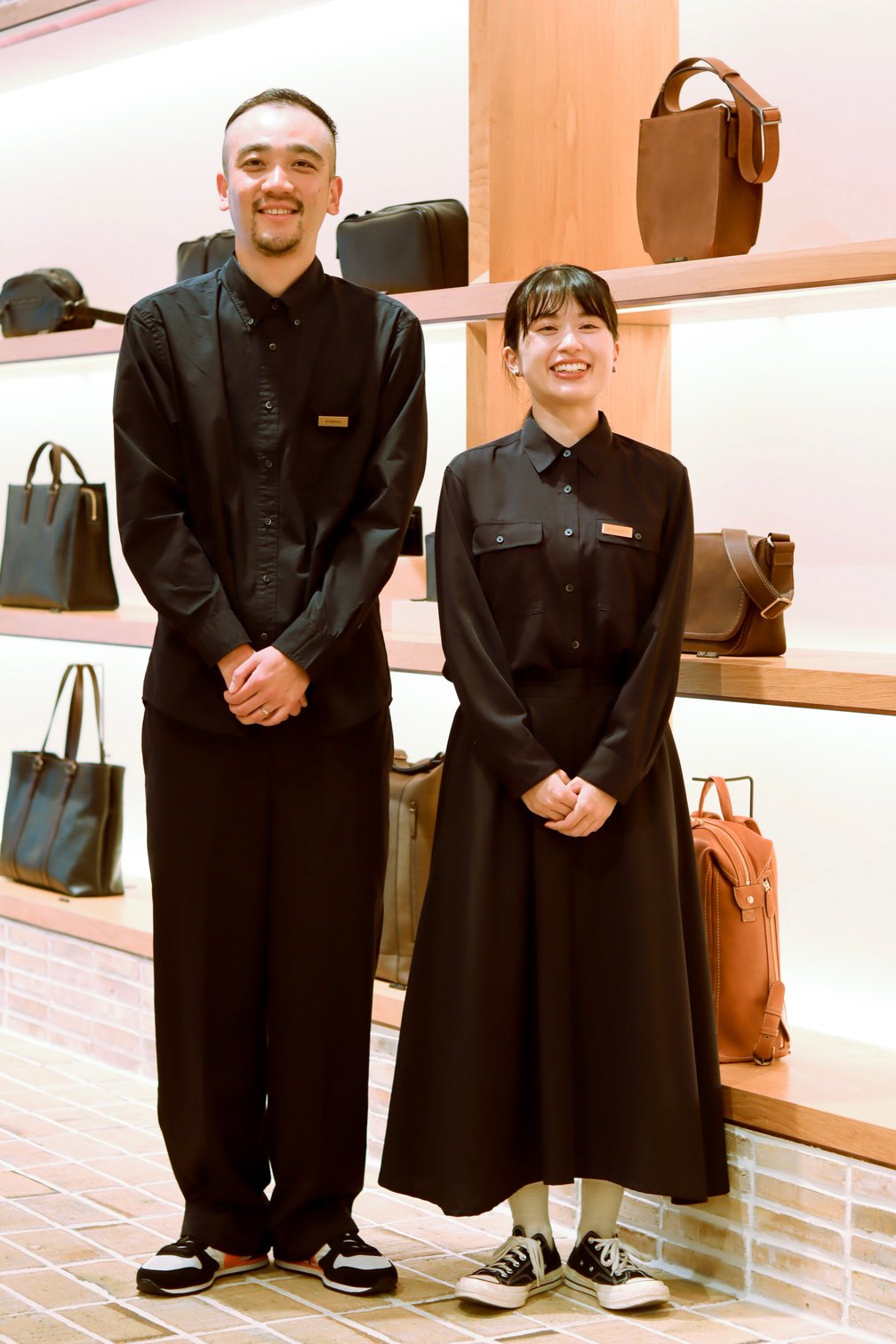 制服を着た土屋鞄製造所の店舗スタッフ