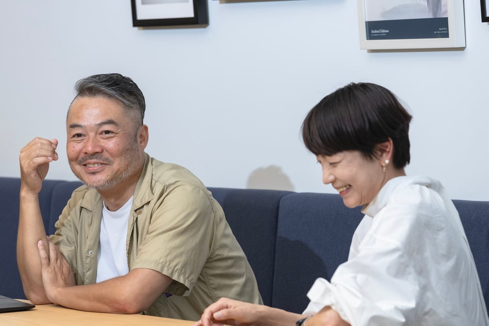 土屋鞄製造所の池田 洋一(左)と深山 真樹子(右)
