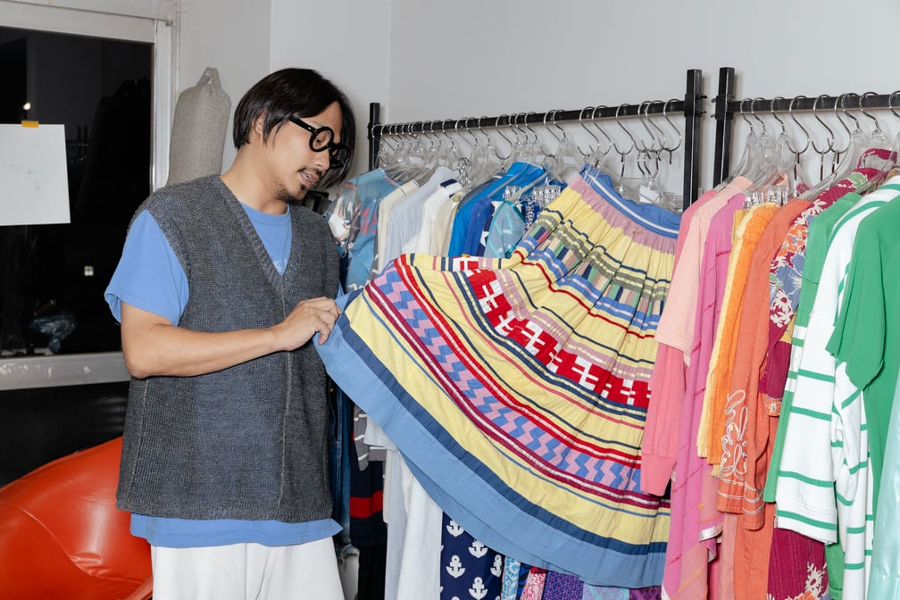 服を選ぶ人
