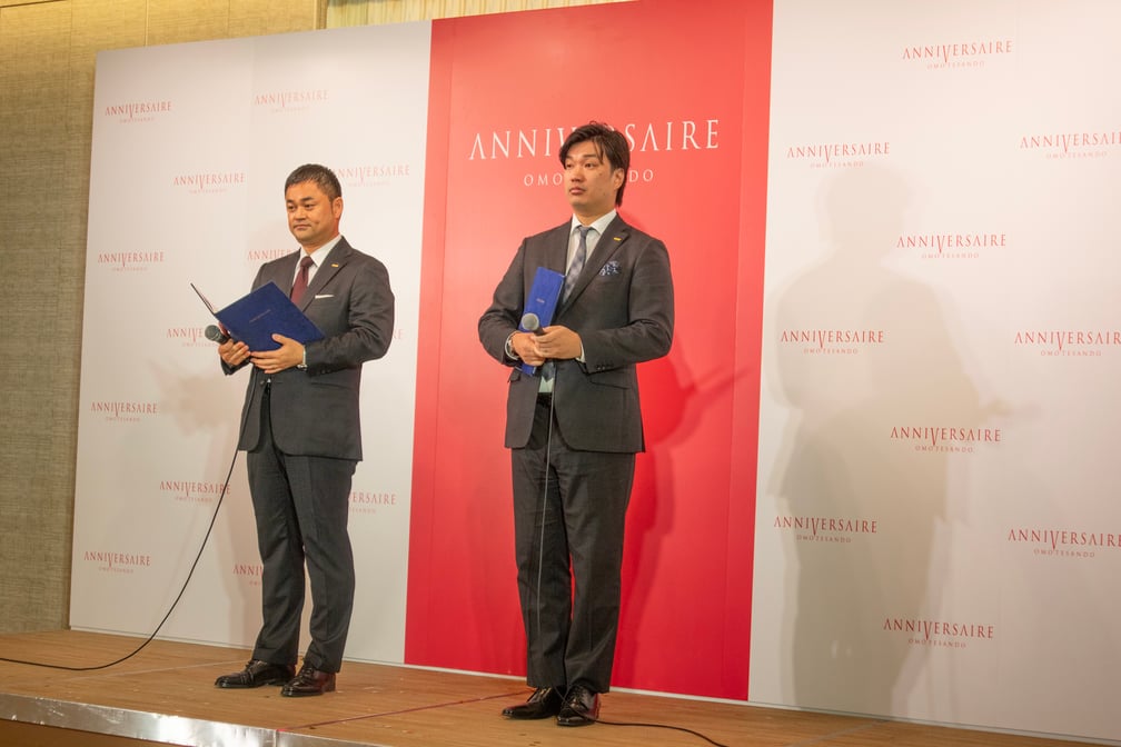 (左から)アニヴェルセルの松田健一代表取締役社長、アニヴェルセル 表参道の村上暁誠総支配人