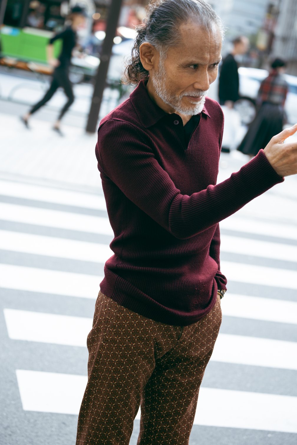 ポーズをとる鶴太郎