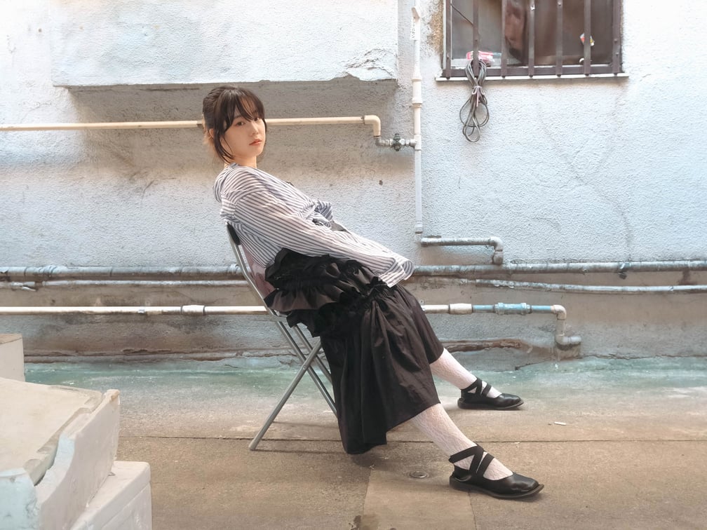 椅子に座る人